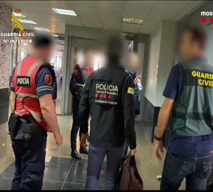 Despliegue de la Policía albanesa, Guardia Civil y Mossos en un 'call center' de ese país.